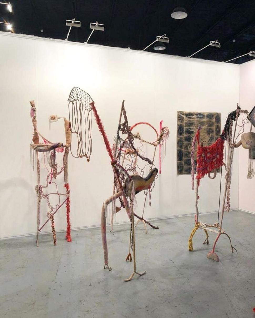 TEXTILES. Alejandra Mizrahi fue premiada en la reciente ArteBA.