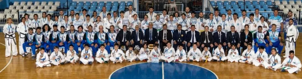 A PLENO. Los 89 representantes tucumanos, incluidos los medallistas, posaron en el club Tucumán BB junto a las autoridades y jueces que también estuvieron en Santiago del Estero participando del torneo. gentileza foto de Leo Chirieleison