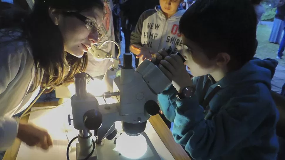 OBJETIVO. Se busca acercar la ciencia a la población en general. ateneo cientificxs tucumanxs