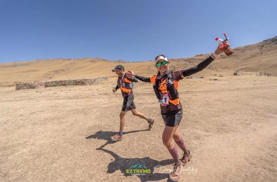 POSTALES. Arriba, los ganadores en equipo de los 45K (Guntern-Choua) en competencia. Abajo, los atletas de los 21K y 10K largan en el Club de Veraneantes. Gentileza fotos de Elías Juárez