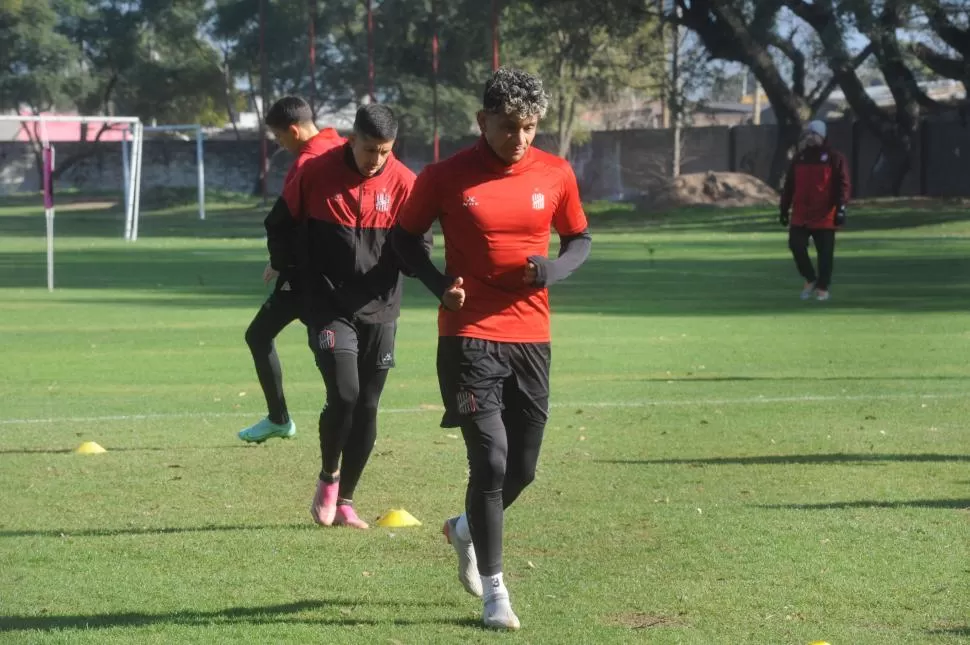 VA POR TODO. Tras los entrenamientos, Diarte dijo que necesitan mejorar y buscarán los tres puntos. 