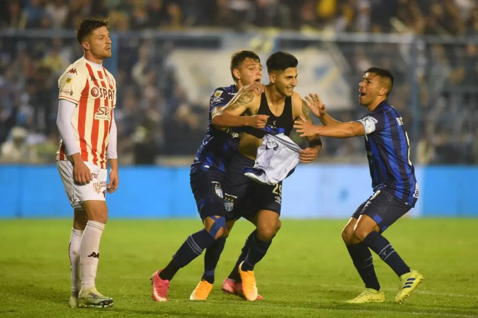 A SUDAMÉRICA. Maestro Puch y Acosta festejan el gol junto a Isa Luna; los tucumanos sueñan con un 2023 internacional. 