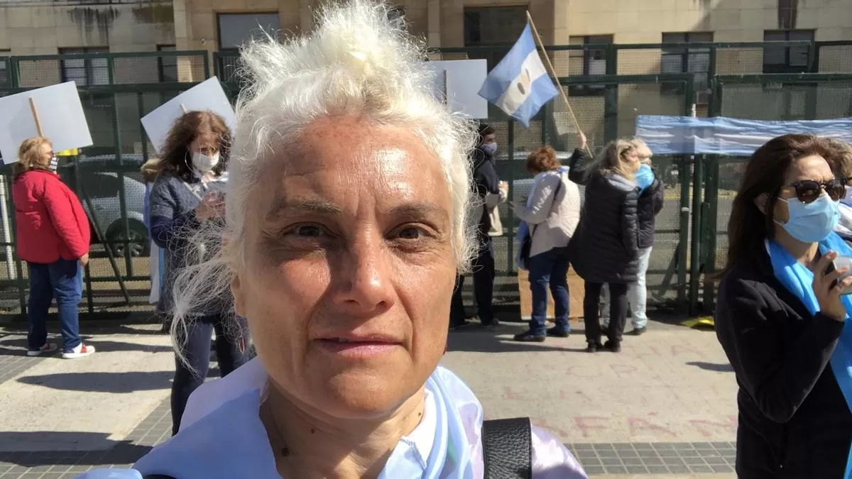 SABRINA BASILE participando de manifestaciones en contra de dirigentes políticos.