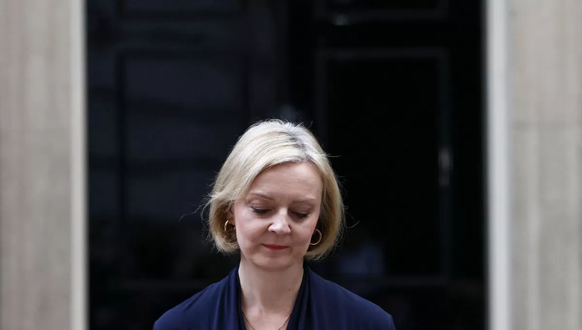 LA SALIDA. Liz Truss confirmó su dimisión desde la puerta de Downing Street 10.