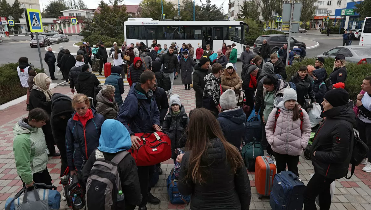 REFUGIADOS. Civiles de la localidad de Jerson son evacuados ante los bombardeos del Ejército ruso.