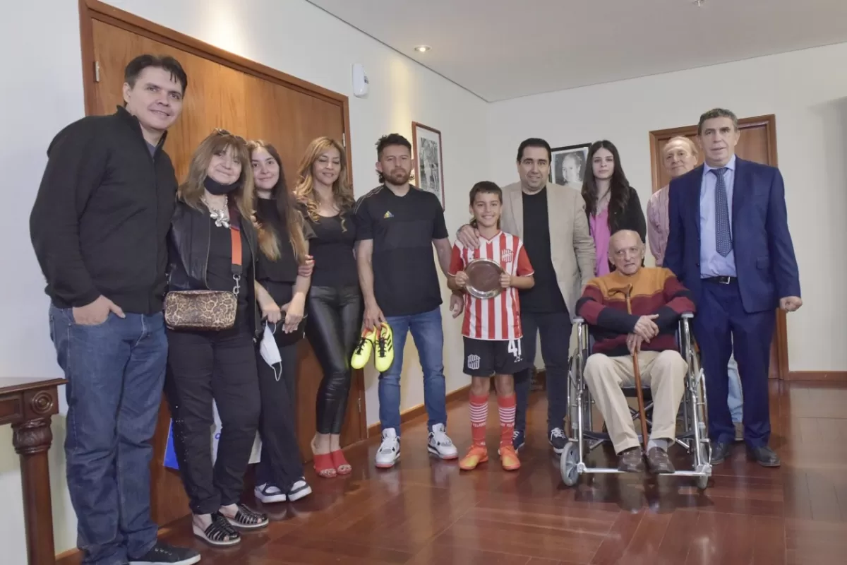 EN LA LEGISLATURA. Matías Argañaraz recibió una distinción por su emotivo gesto. Foto de Prensa HLT