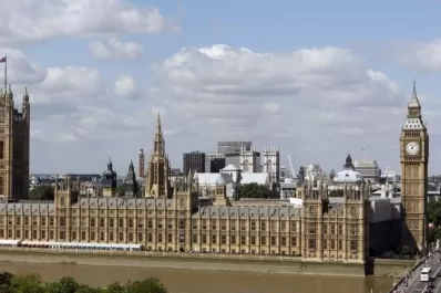 Reino Unido: un diputado renunció tras ser declarado culpable de acoso sexual