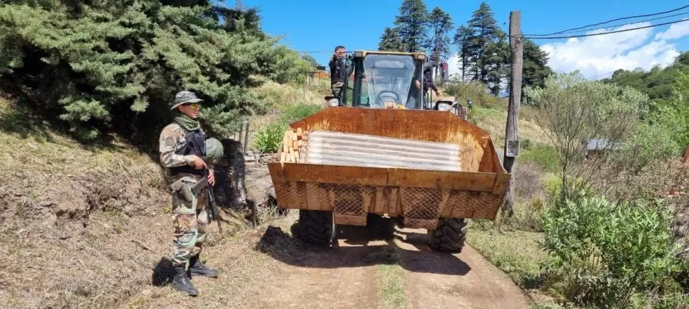 EL OPERATIVO. Se secuestraron chapas y otros elementos de construcción; se comprobó que la tala de árboles ha continuado y se colocó en la entrada del barrio privado un cartel en el que se advierte que se trata de un predio universitario y que es un área protegida. 