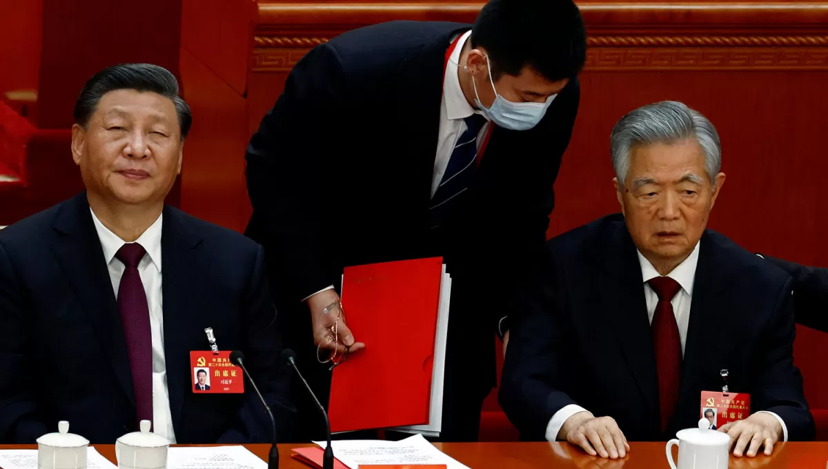 EL MOMENTO. Una persona le pide a Hu Jintao que se retire del recinto mientras Xi Jinping ni se inmuta.