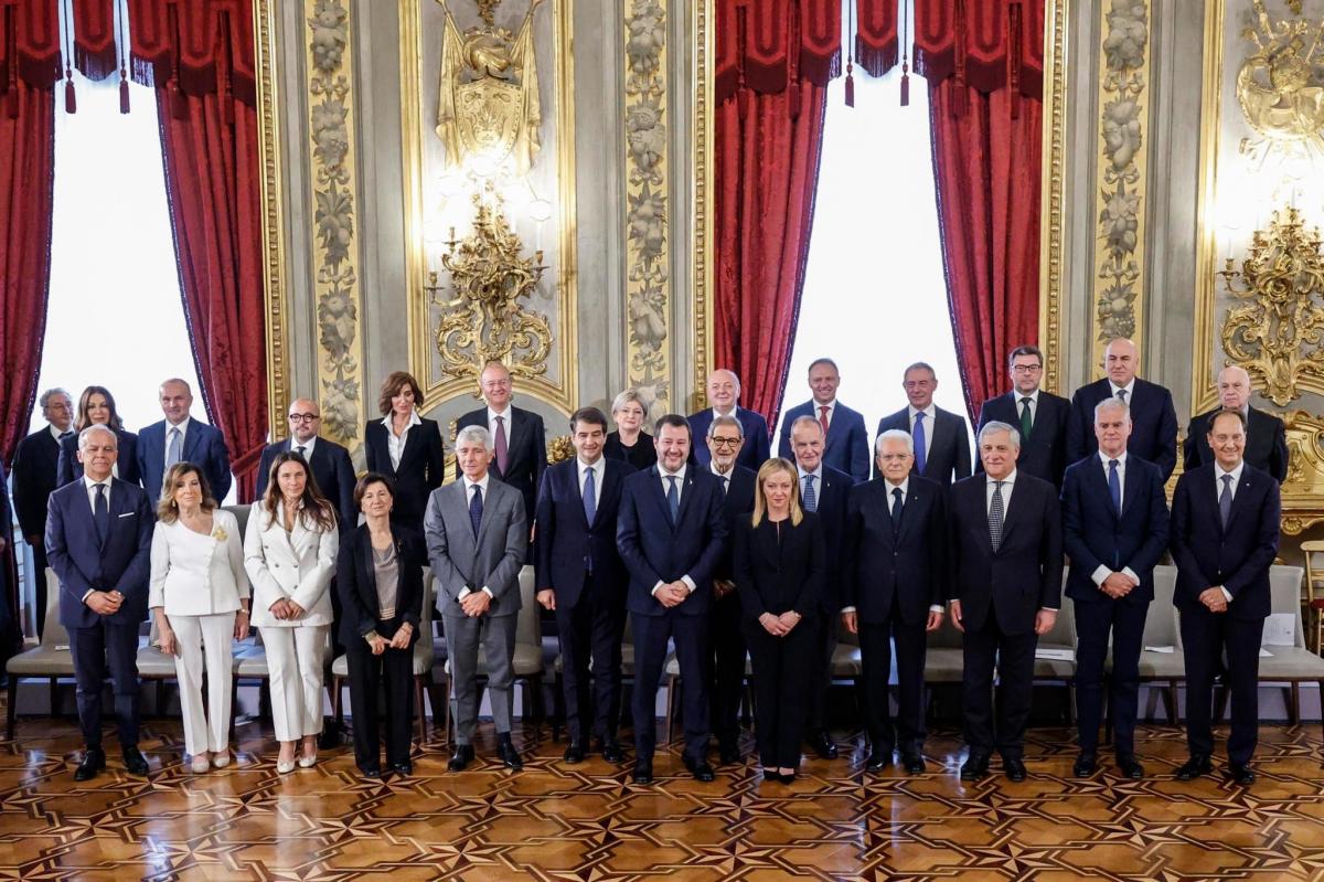 Giorgia Meloni junto a su nuevo gabinete. 