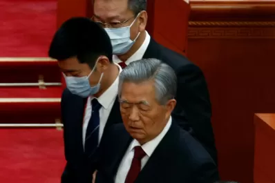 “Retiran” al ex presidente chino ante los ojos del mundo