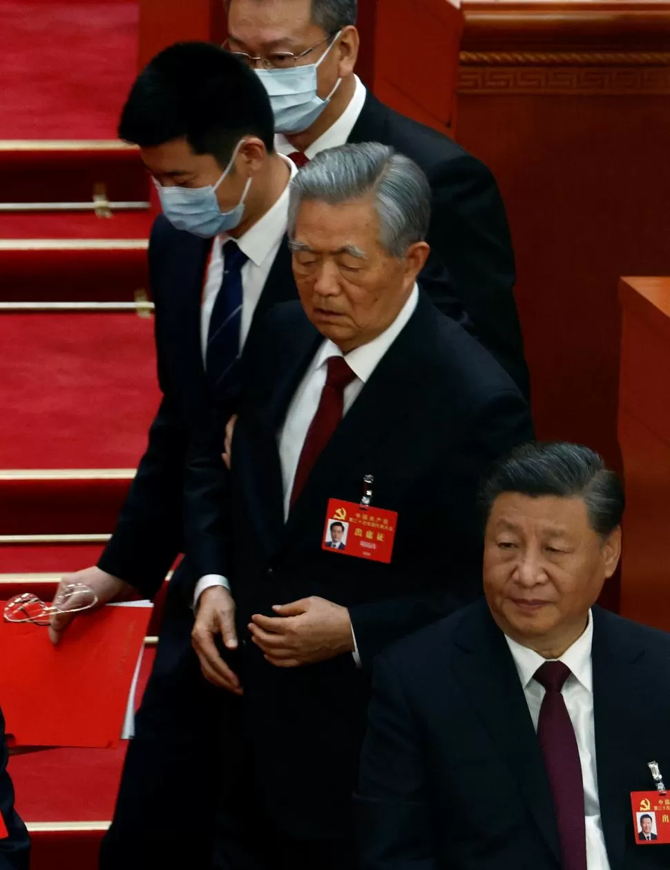CRUCE. Xi Jinping ni siquiera miró cuando “escoltaban” a Hu Jintao. reuters