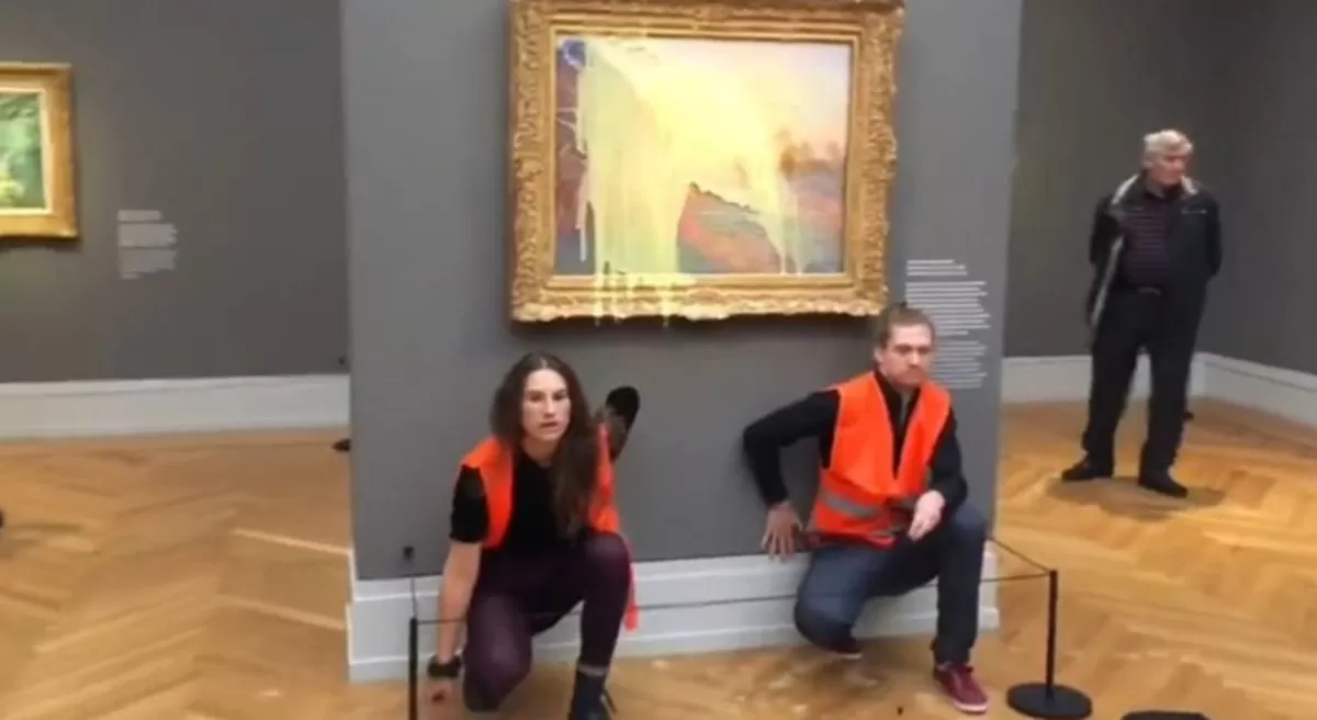 Vandalismo por el clima: tiraron puré de papas a un Monet