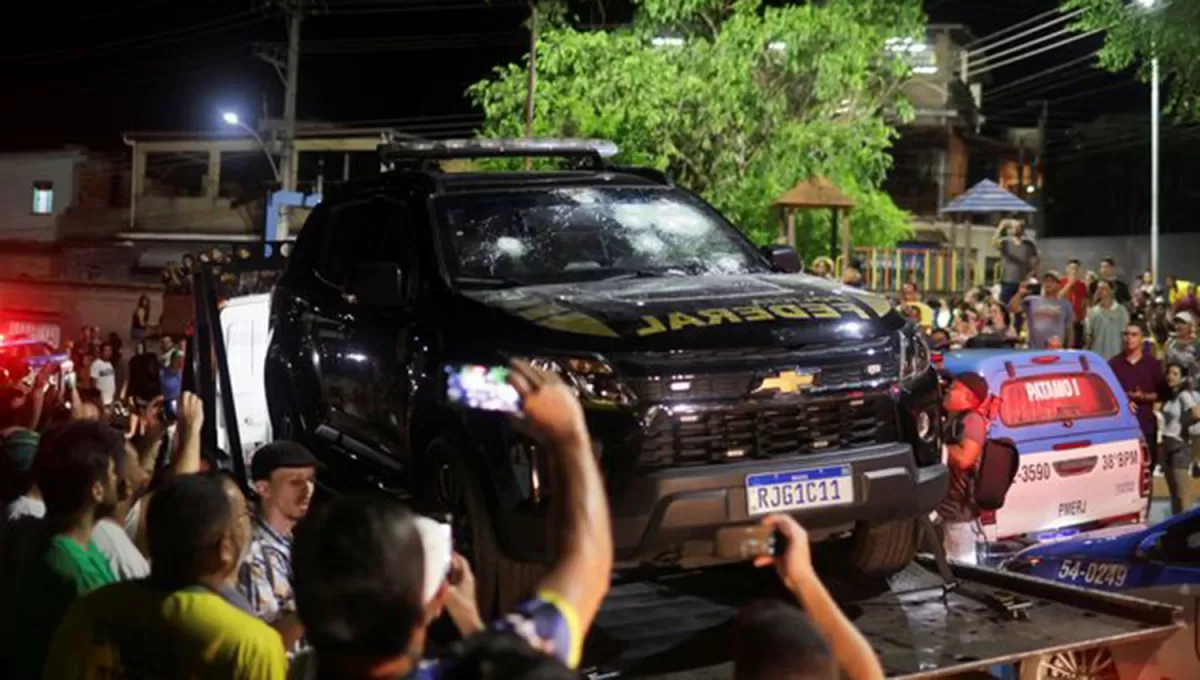 DAÑOS. Así quedó el auto de la Policía después del intercambio de disparos con Jefferson.