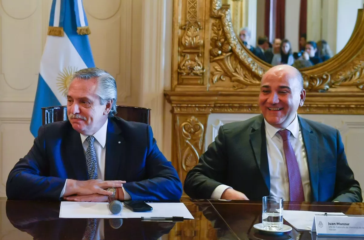 JUNTO AL PRESIDENTE. Juan Manzur se desempeña como jefe de Gabinete de Ministros de Alberto Fernández. Su objetivo es ser candidato a vicegobernador de Tucumán en 2023. Foto de Twitter @JuanManzurOK