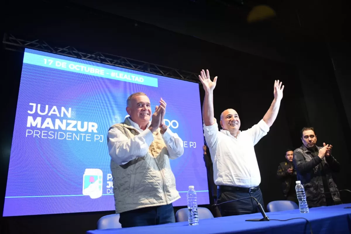 EN EL DÍA DE LA LEALTAD. Juan Manzur, junto a Osvaldo Jaldo y a Sergio Mansilla, en un acto en el PJ de Tucumán. Foto de Twitter @JuanManzurOK