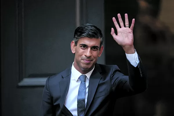Sunak, un primer ministro “elitista” para un país en crisis