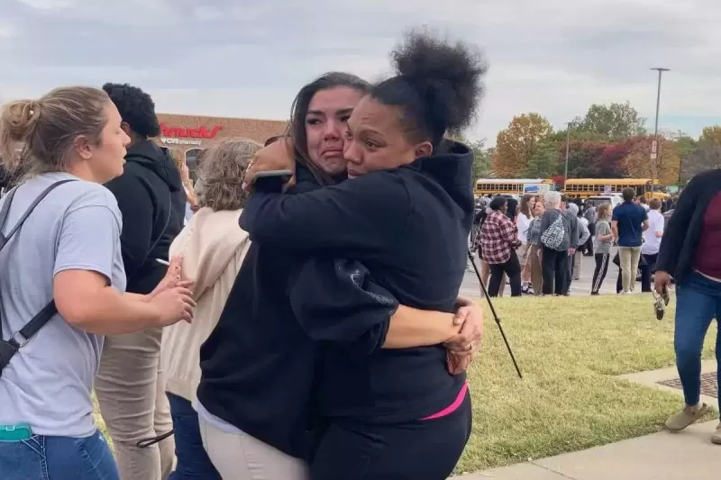 La tragedia se reportó poco después de las 9am en la escuela secundaria de Artes Visuales y Escenicas. foto Holly Edgell / St. Louis Public Radio