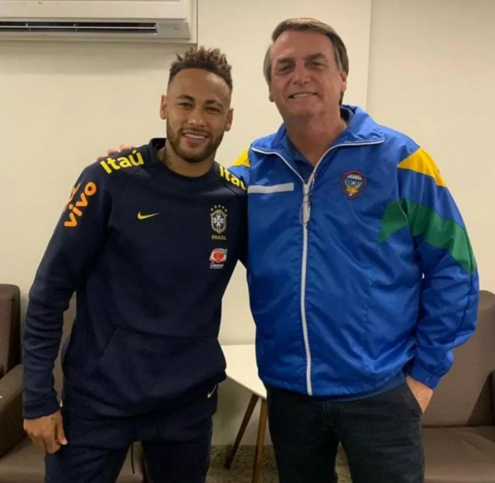 MENSAJE. Neymar, junto a Bolsonaro, en apoyo a su candidatura. 