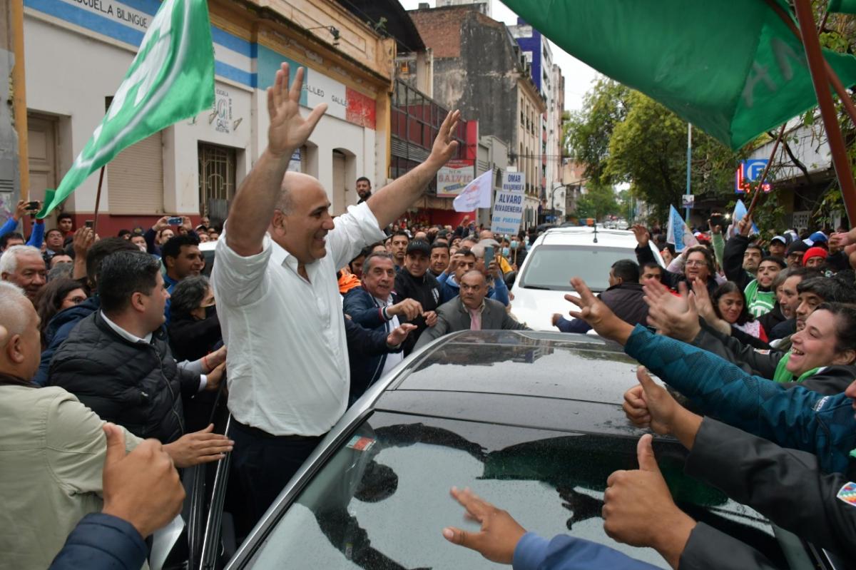 PRESIDENTE DEL PJ TUCUMANO. Manzur llega al edificio de Virgen de la Merced 157 para celebrar el Día de la Lealtad. Foto de Twitter @JuanManzurOK