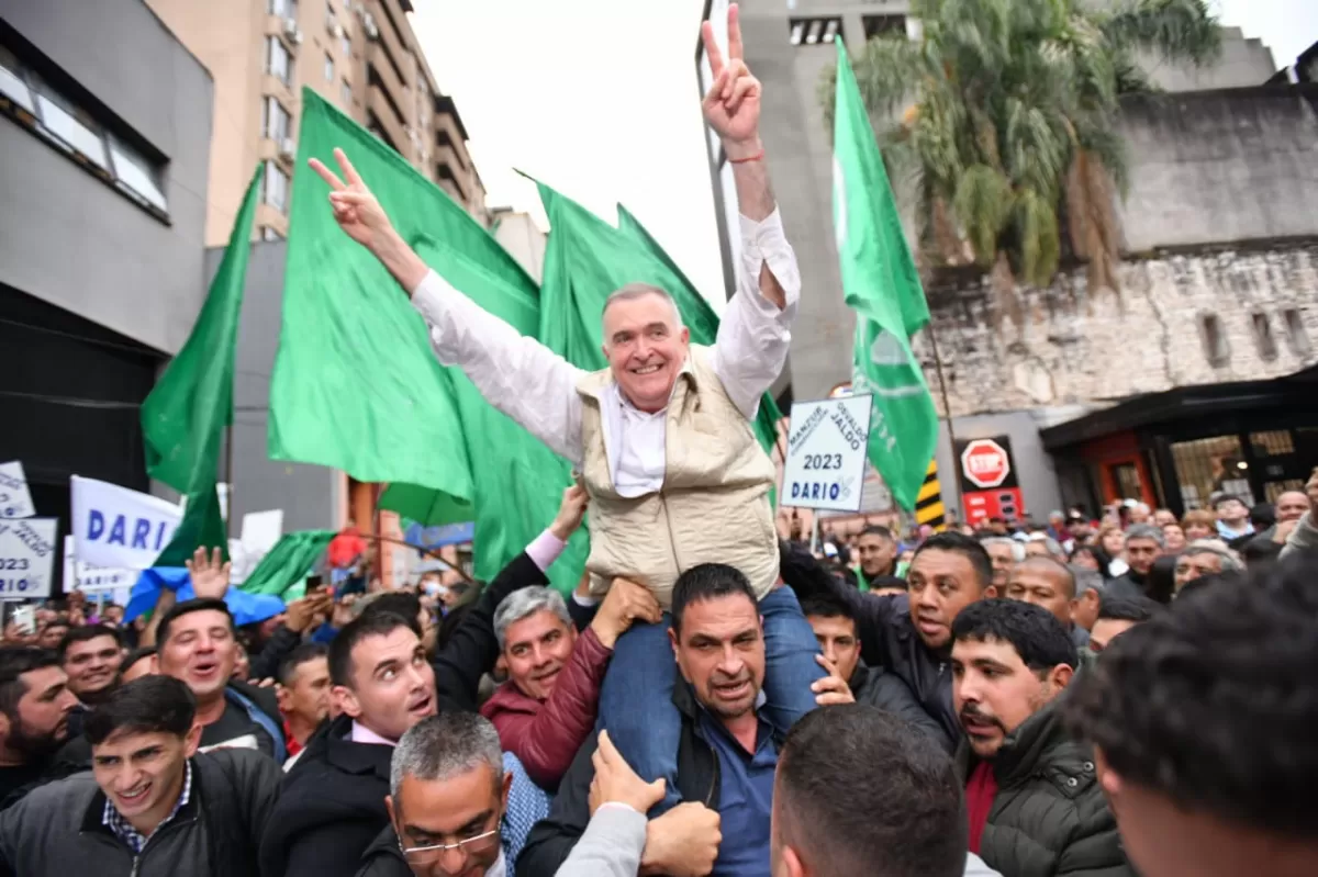 EN EL DÍA DE LA LEALTAD. Osvaldo Jaldo es llevado en andas a la sede del PJ. Foto de Twitter @OsvaldoJaldo