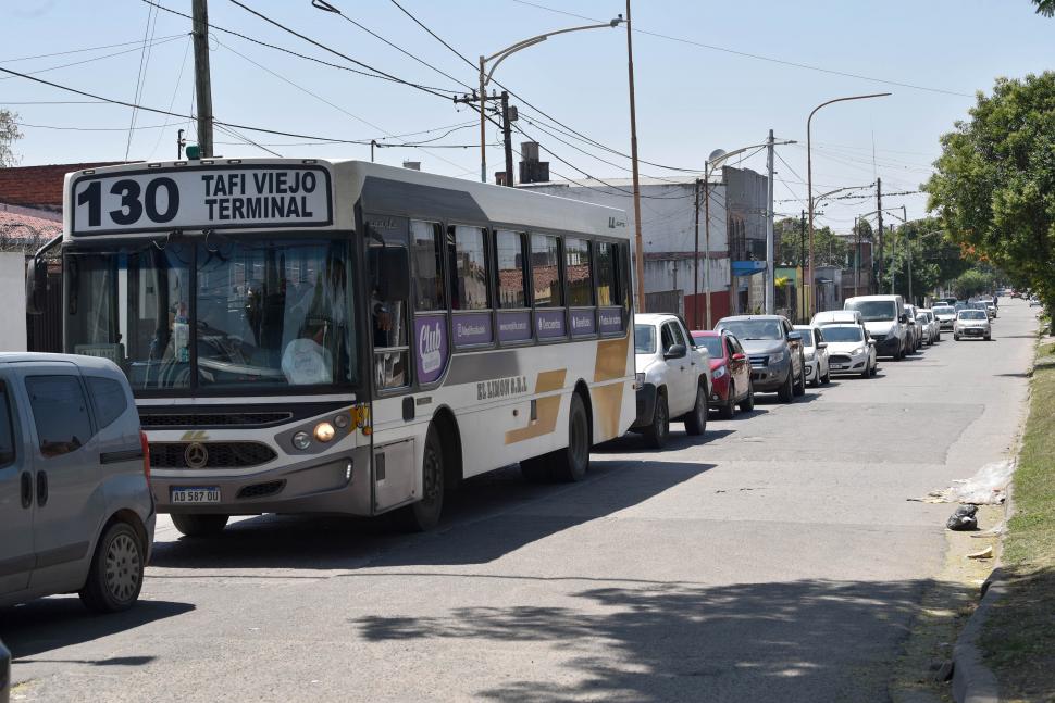 DESVÍO. Para ingresar al Camino del Perú se forma una larga fila de autos en calle Italia.