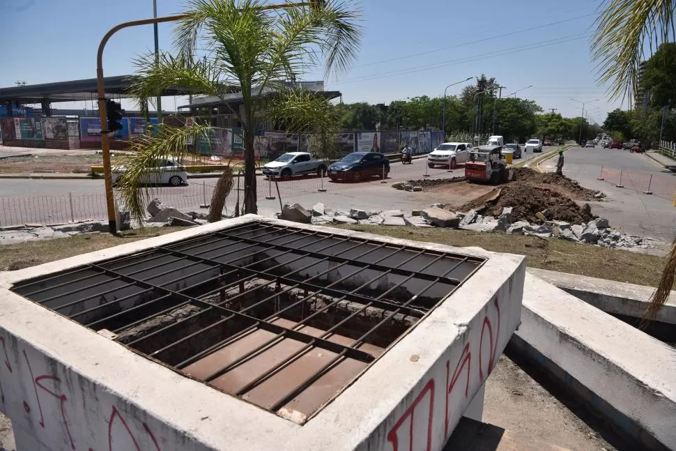 DEMOLICIÓN. En pocos días desaparecerá la rotonda. LA GACETA / FOTO DE INÉS QUINTEROS ORIO