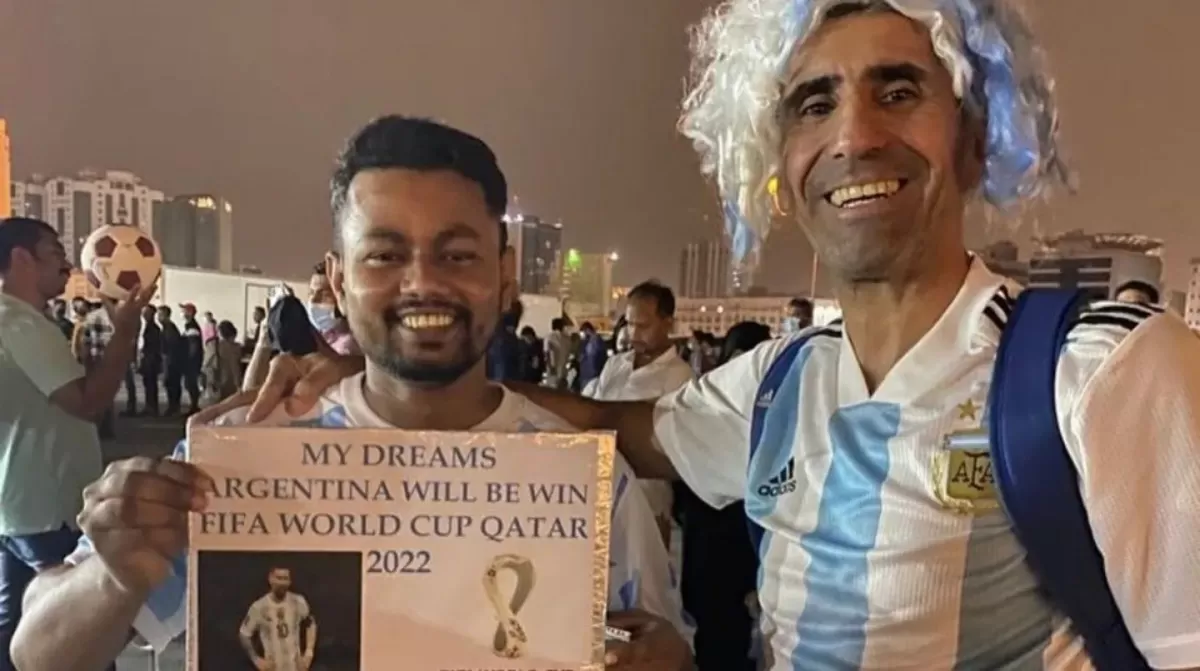 UNO DE LOS HINCHAS PRESOS. Marcelo Martínez, uno de los hinchas argentinos detenidos en Qatar, junto a un fanático local.