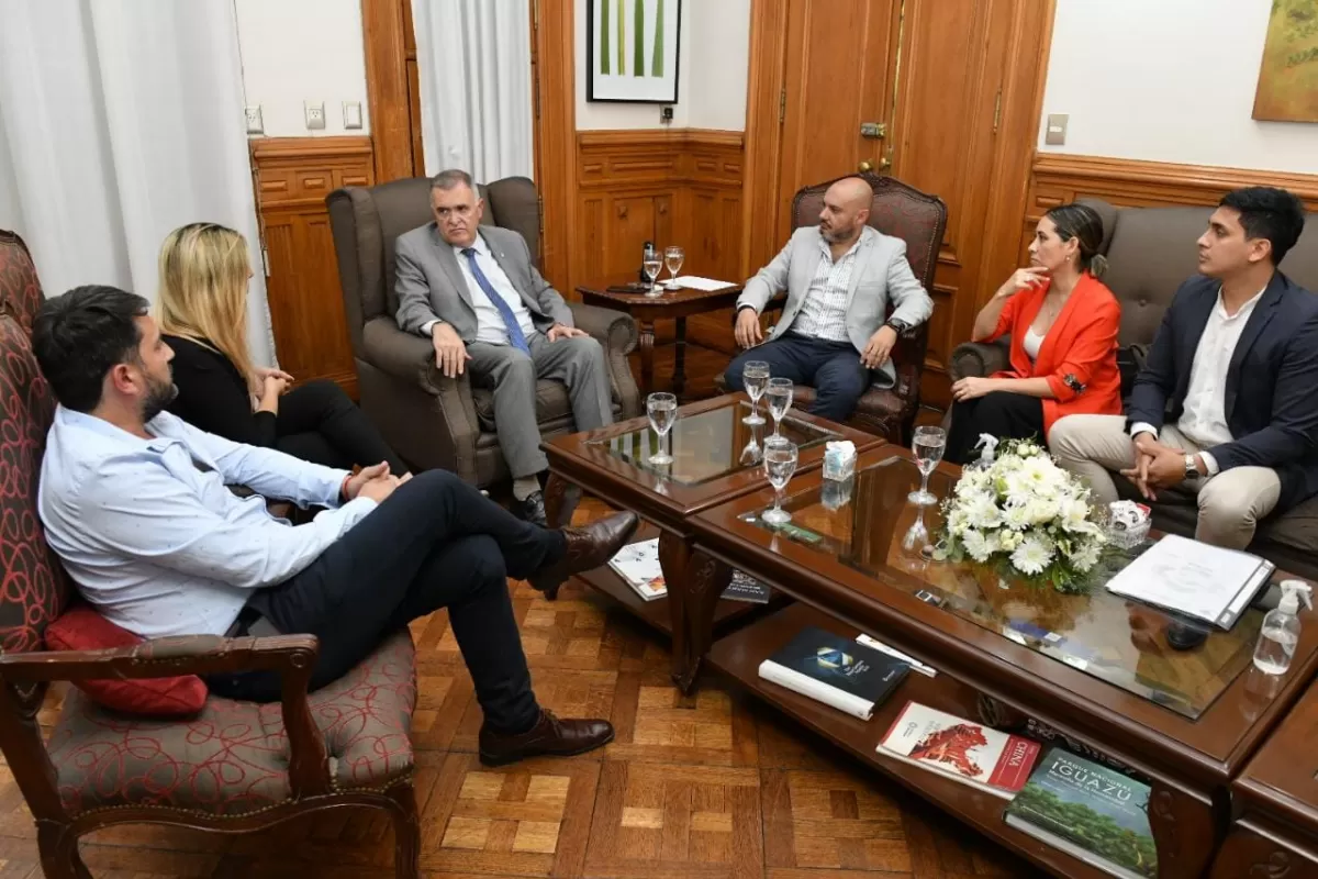 EL GOBERNADOR REUNIDO con miembros de la Red de Instituciones Intermedias en Consumos Problemáticos