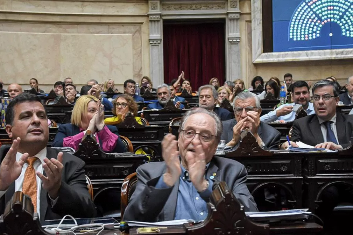 FESTEJO. El diputado Carlos Heller, presidente de la comisión de Hacienda, aplaude desde su banca la sanción del Presupuesto 2023.