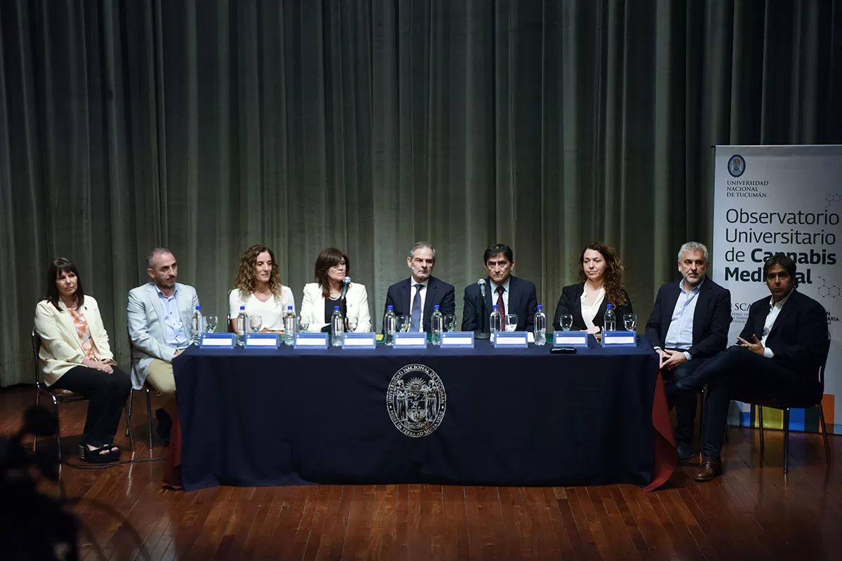 LA PRESENTACIÓN. Mónica Tirado, Marcelo Morante, Ana Lía Allemand, la vicerrectora, Mercedes Leal, el rector, Sergio Pagani, Mateo Martínez, Natalia Grinblat, Marcelo Mirkin y Ramiro Hernández.