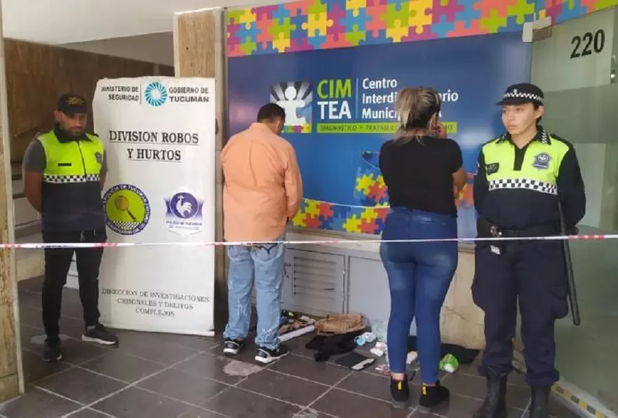 Efectivos de la División Robos y Hurtos atraparon a una pareja que intentaba estafar a una anciana en pleno microcentro tucumano.