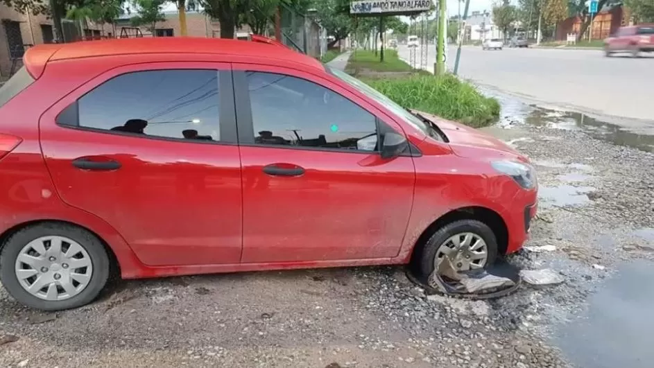 UNA VERDADERA TRAMPA PARA LOS AUTOMOVILISTAS. Un pozo de  entre tres y seis metros se abre debajo de las tapas de registros 