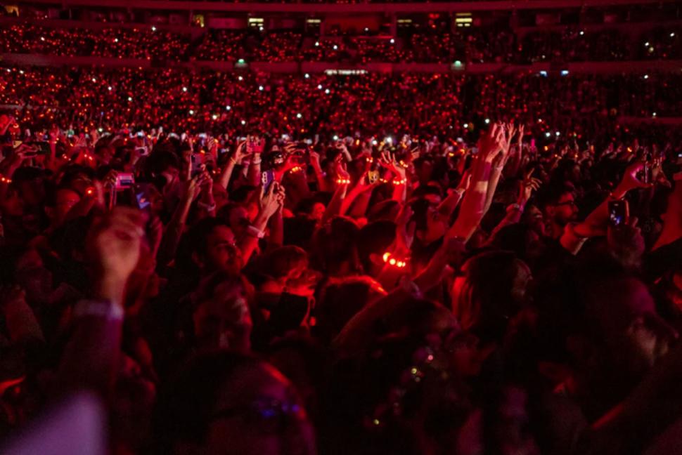 PULSERAS LUMINOSAS. Los brazaletes se entregaron con la entrada y se activaron durante el show.