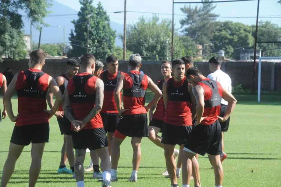 A RESOLVER. Los dirigentes se reunirán con cada uno de los jugadores para analizar lo que fue la temporada y definir el futuro. Por el momento, el grupo se entrena. LA GACETA / FOTO DE ANTONIO FERRONI