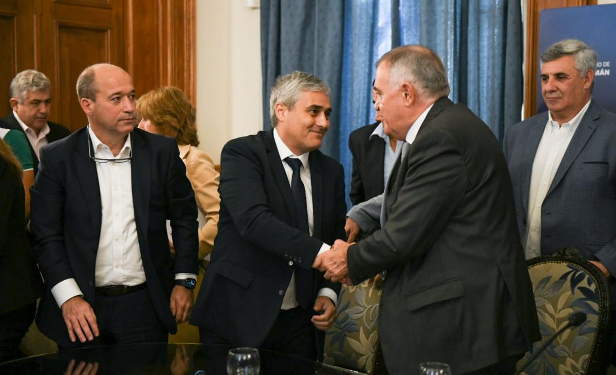 Saludo entre Jaldo y autoridades de EDET. FOTO COMUNICACIÓN PÚBLICA