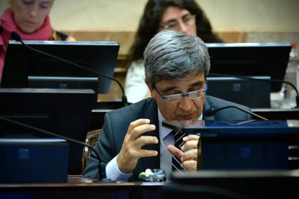 EN LA BANCA. El senador nacional por Tucumán, Pablo Yedlin (FdT). Foto Prensa PY