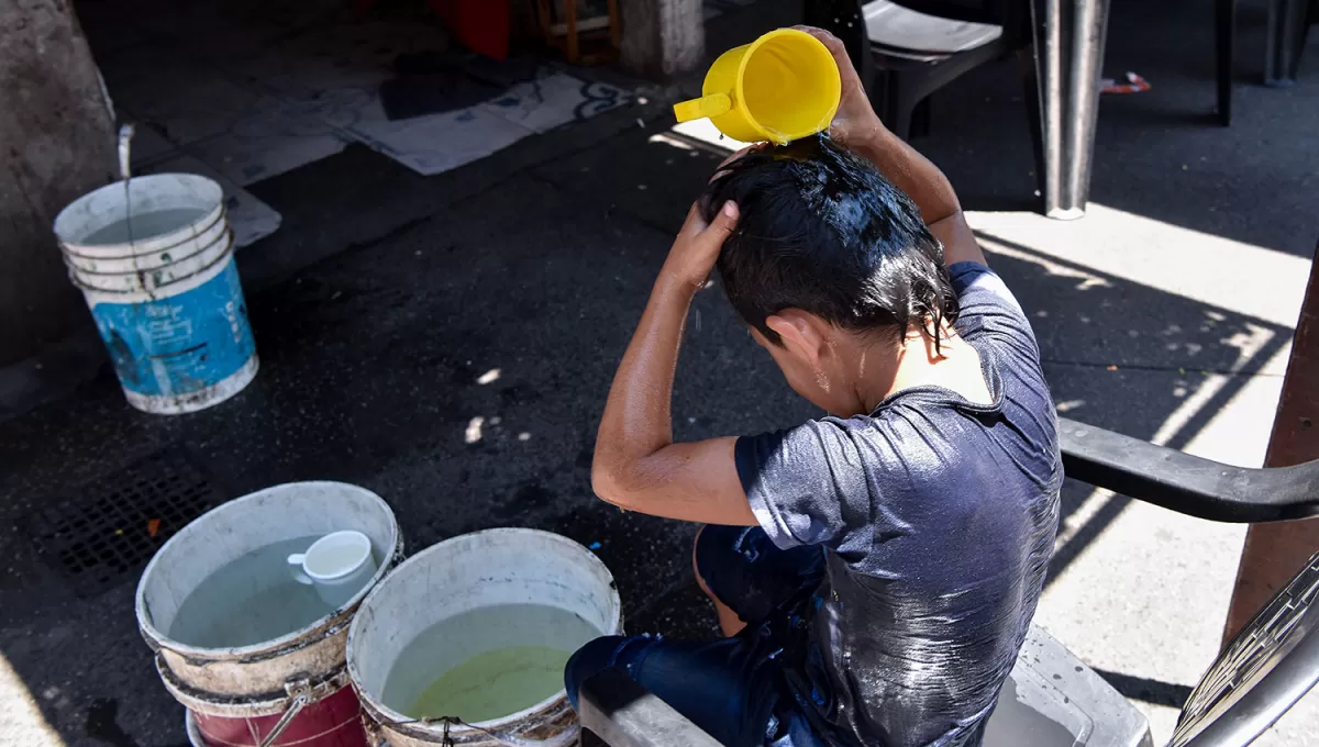 PESADO. El calor seguirá aumentando al menos en los próximos dos días en Tucumán y para el lunes se espera que recién baje la temperatura.