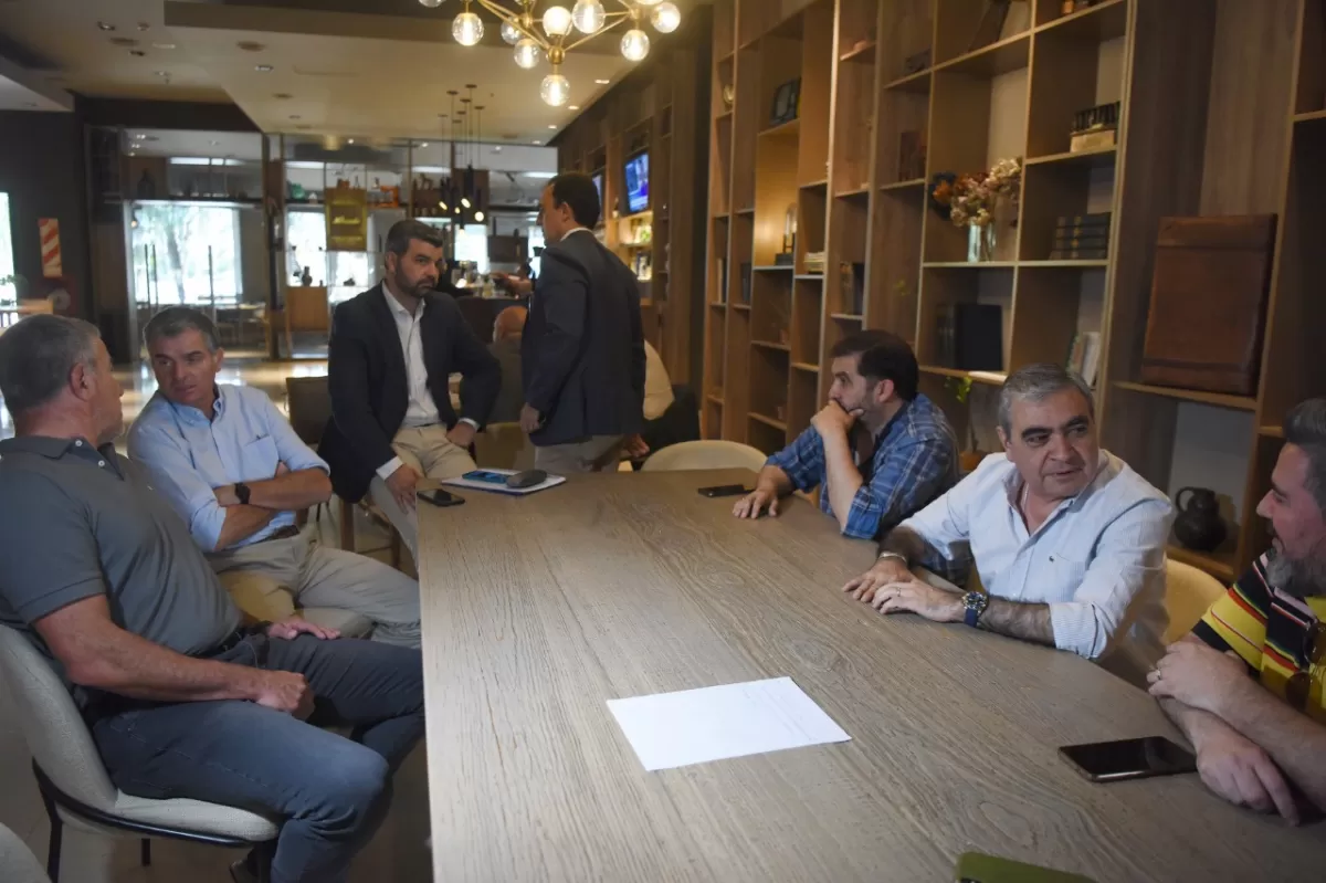 EN EL HOTEL HILTON. Los presidentes del PJS, del PRO y de CREO se reunieron, junto a los apoderados partidarios. LA GACETA/FOTO DE ANALÍA JARAMILLO