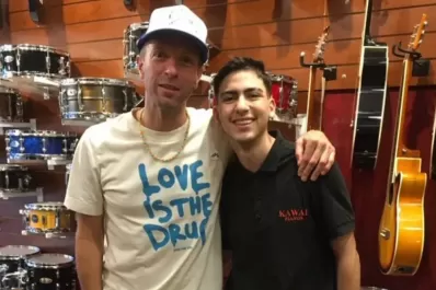 Chris Martin fue a comprar una guitarra y tocó un par de temas con los vendedores