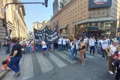 Movimientos sociales marcharon en Tucumán por el bono