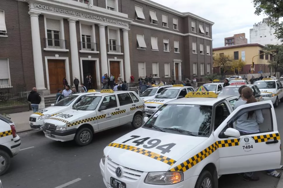 EN TRIBUNALES. Los taxistas marcharon en más de una oportunidad para respaldar al condenado. 