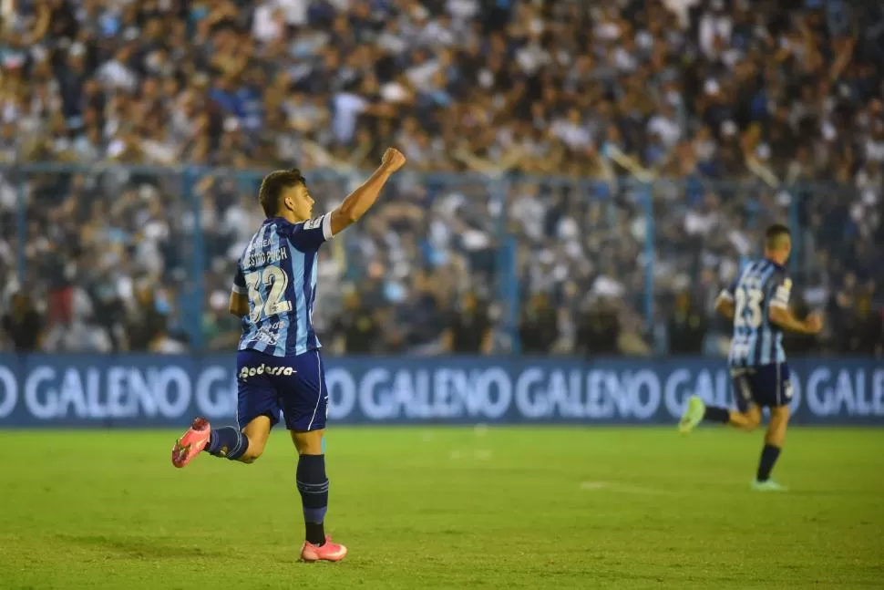 PUÑO EN ALTO. El 2022 no había empezado bien para Atlético en el Monumental. Fue goleado por Racing, Argentinos y Newell’s; sin embargo los hinchas siempre acompañaron al equipo de 25 de Mayo y Chile. 