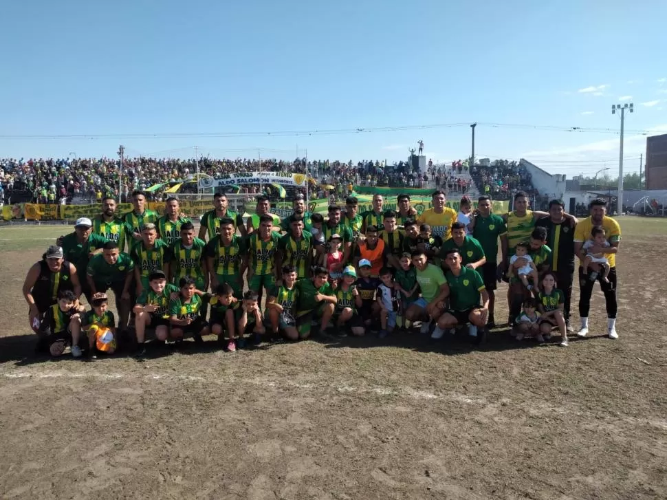 OBJETIVO CUMPLIDO. El plantel y el cuerpo técnico de Ateneo posan juntos a sus familiares. El “Expreso” volvió a Primera. 