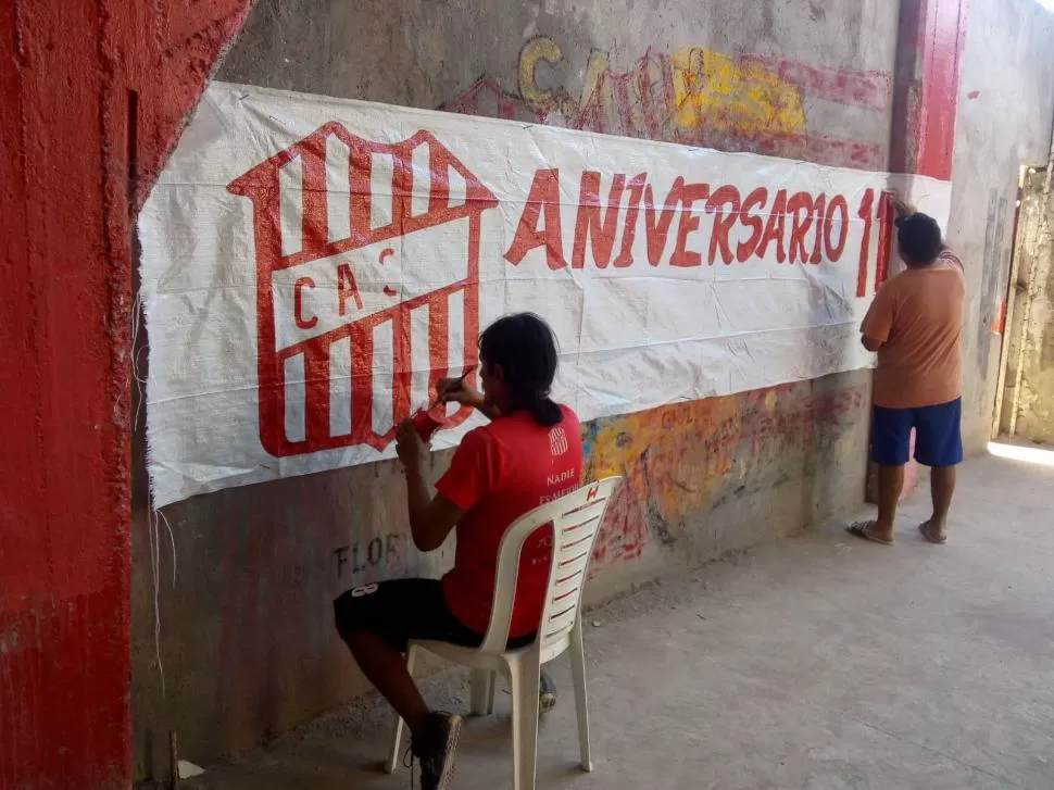 MANOS A LA OBRA. El grupo se encarga de pintar los pasacalles que decorarán toda la provincia. Gentileza Luis Lopez Mendoza