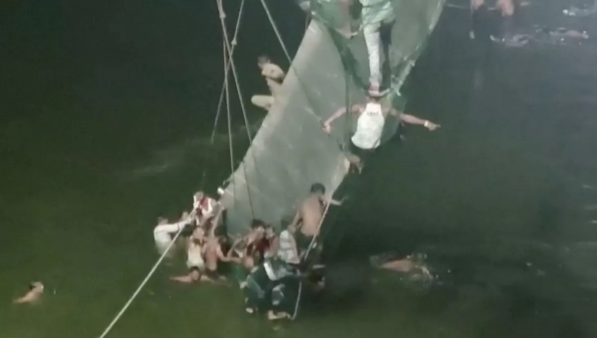 DRAMÁTICO. Cientos de personas cayeron al agua al derrumbarse un puente en la India.