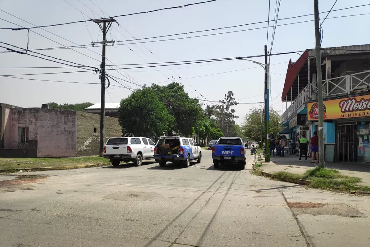 EL LUGAR DEL HECHO. El Equipo Científico de Investigaciones Fiscales trabajaba en Félix de Olazábal al 200. La cuadra fue cortada y los autos debían doblar por Mendoza.   