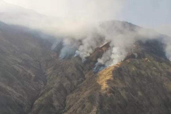 Incendio en Cumbres de Matadero: los fuertes vientos complican el accionar de los brigadistas