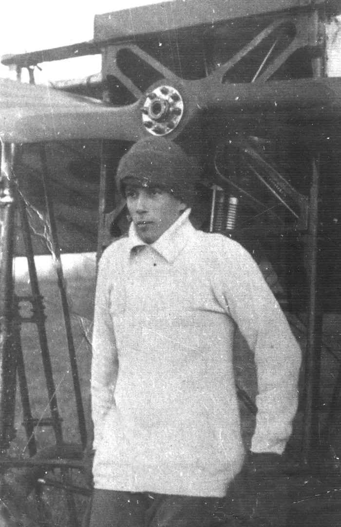 EL PILOTO Y SU MÁQUINA. Benjamín Matienzo posa frente a su avión, 