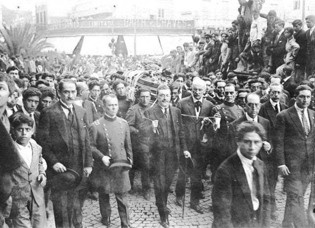 DESPEDIDA MASIVA. El fallecimiento del aviador generó conmoción y una multitud llevó sus restos al cementerio.